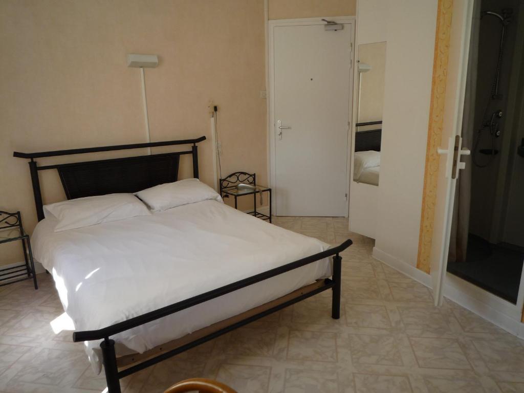 Hotel La Flamme Rouge Сен-Жирон Номер фото