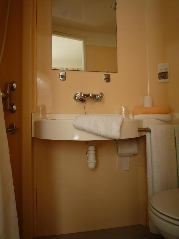 Hotel La Flamme Rouge Сен-Жирон Номер фото